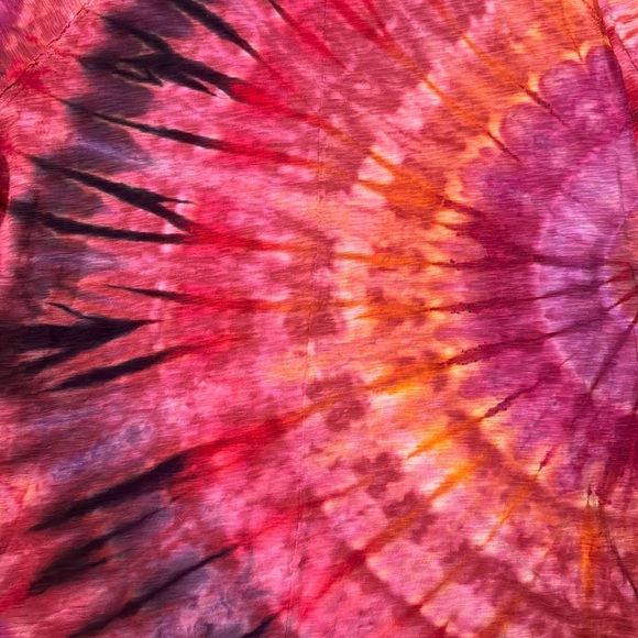 Free People We the Free Arden Tee size Medium NEW Red Reverse ReDye Tie Dye - Picture 6 of 7